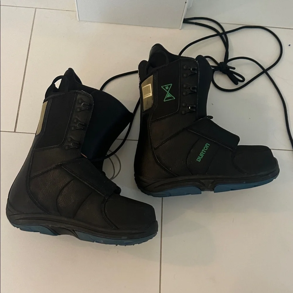 Burton Black Snowboard Youth Boots with Red Details size 5